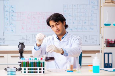 Laboratuvarda çalışan genç bir kimyager. 