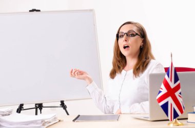 Sınıfta Bayan İngilizce öğretmeni 