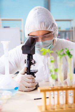 Laboratuarda çalışan erkek biyoteknoloji bilim adamı kimyacı