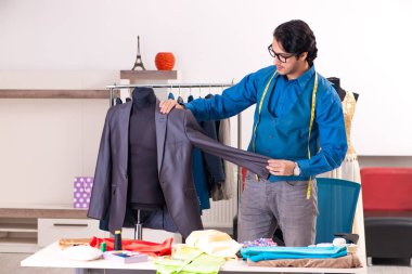 Atölyede çalışan genç bir terzi. 