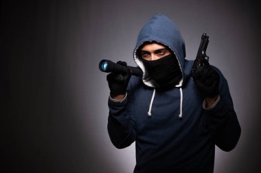 Gri arka plan üzerinde başlık genç gangster 