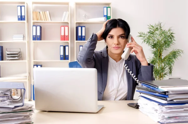 Středního věku businesslady nespokojeni s nadměrnou práci — Stock fotografie