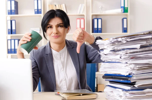 Μέσης ηλικίας businesslady δυσαρεστημένοι με υπερβολική δουλειά — Φωτογραφία Αρχείου