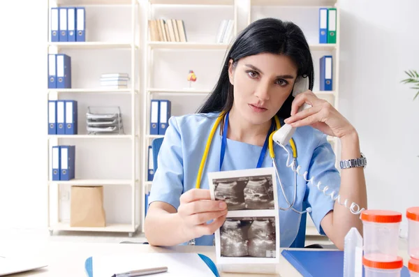 Frauenärztin arbeitet in der Klinik — Stockfoto