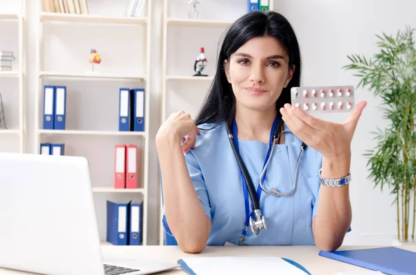 Média idade médica trabalhando na clínica — Fotografia de Stock