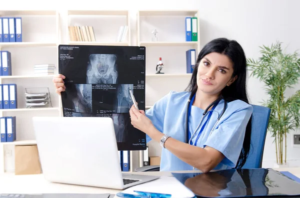 Médecin radiologue femme travaillant à la clinique — Photo