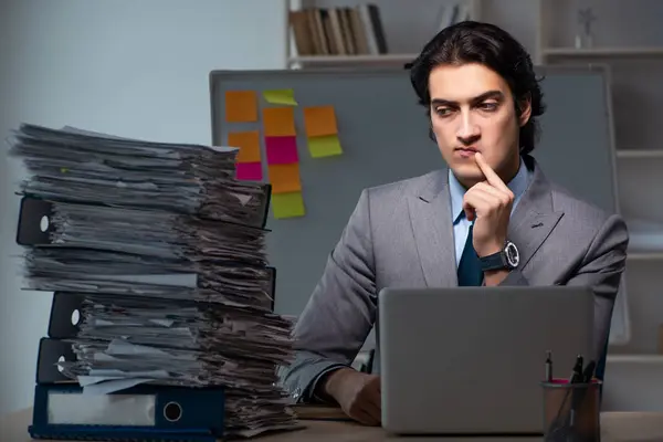 Joven empleado masculino trabajando hasta tarde en la oficina —  Fotos de Stock