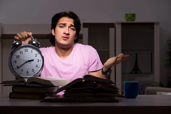 Estudante bonito masculino se preparando para exames tarde em casa — Fotografia de Stock