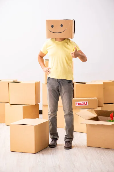 Hombre Feliz Con Caja Lugar Cabeza — Foto de Stock