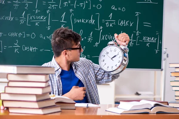 Junge männliche Schüler studieren Mathe in der Schule — Stockfoto