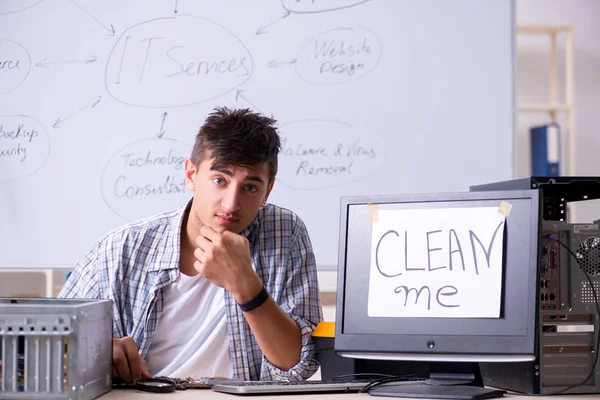 Young it Spezialist vor dem Whiteboard — Stockfoto