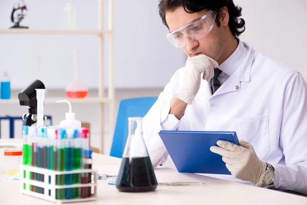 Jovem e bonito químico que trabalha no laboratório — Fotografia de Stock