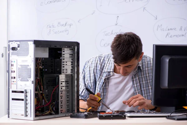 Ung det specialist framför whiteboarden — Stockfoto