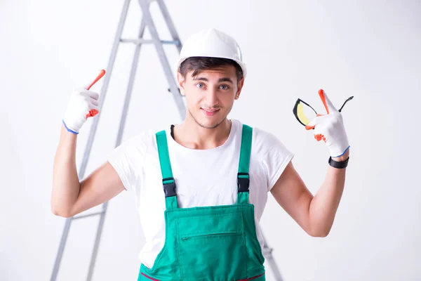 Jovem trabalhador com equipamento de proteção no conceito de segurança — Fotografia de Stock