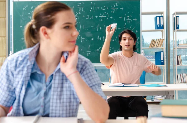 Jonge studenten die het examen wiskunde in klas — Stockfoto