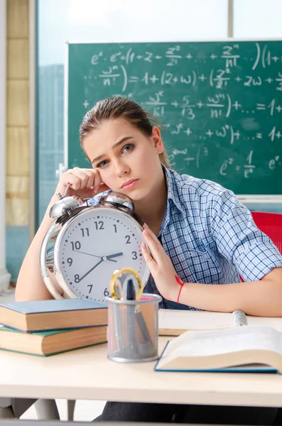 Siswa perempuan duduk di dalam kelas — Stok Foto