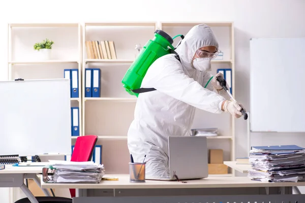 Entrepreneur professionnel faisant la lutte antiparasitaire au bureau — Photo