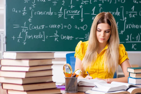 Mladá studentka před tabuli — Stock fotografie