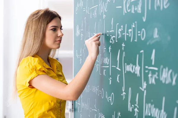 Młodych kobiet student przed chalkboard — Zdjęcie stockowe