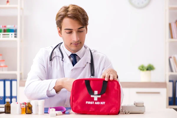 Junger Arzt mit Verbandskasten im Krankenhaus — Stockfoto