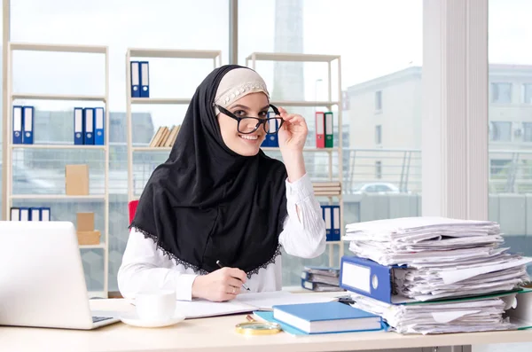 Женщина-мусульманка, работающая в офисе — стоковое фото