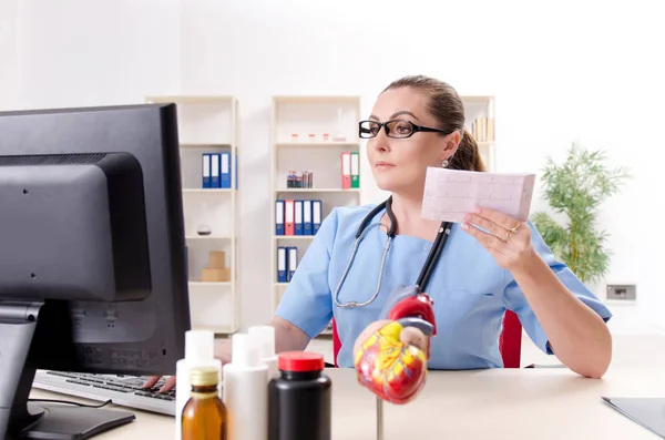 Vrouwelijke cardioloog werkzaam in de kliniek — Stockfoto