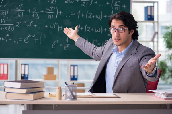 Jovem e bonito professor de matemática em sala de aula — Fotografia de Stock