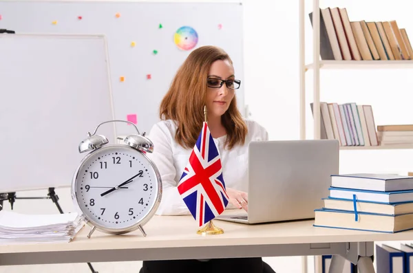 Kvindelige engelsksprogede lærer i time management koncept - Stock-foto