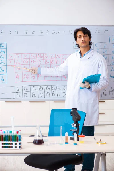 Young chemist working in the lab — Stock Photo, Image