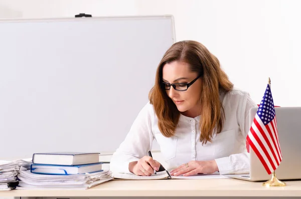 Vrouwelijke Engels leraar voor whiteboard — Stockfoto