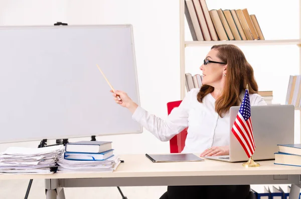 Vrouwelijke leraar Engels in de klas — Stockfoto