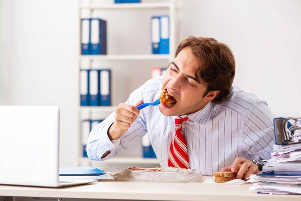 Человек обедает на работе во время перерыва — стоковое фото