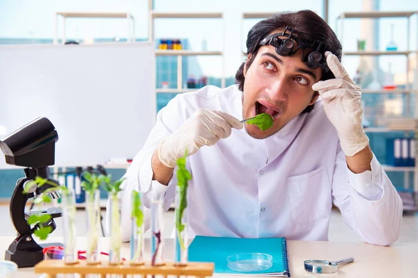 Hombre biotecnológico científico químico que trabaja en el laboratorio —  Fotos de Stock