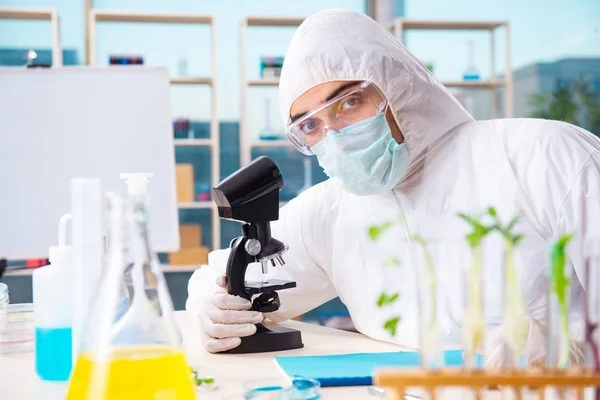 Hombre biotecnológico científico químico que trabaja en el laboratorio —  Fotos de Stock