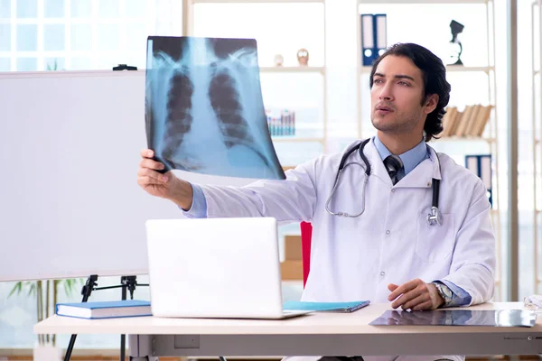 Jovem radiologista bonito na frente do quadro branco — Fotografia de Stock