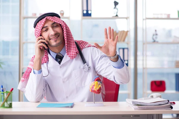 Arabský lékař kardiolog pracuje na klinice — Stock fotografie