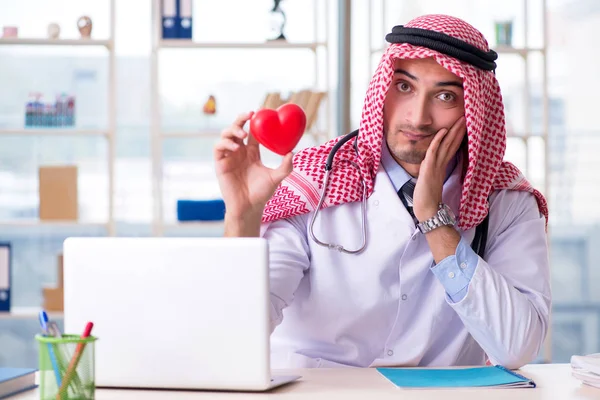 Arab doctor cardiologist working in the clinic — Stock Photo, Image