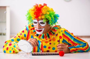 Erkek palyaço evde perfomance için hazırlanıyor 