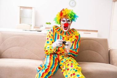 Erkek palyaço evde perfomance için hazırlanıyor 