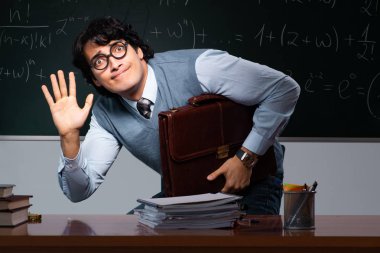 Kara tahta önünde genç matematik öğretmeni