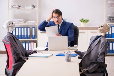 Patron ve iskeletlerle tuhaf bir iş görüşmesi.