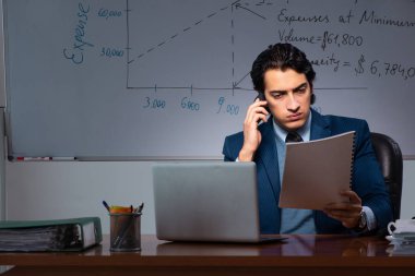 Geç saatlere kadar ofiste mali uzman