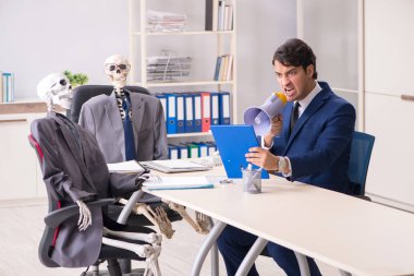 Patron ve iskeletlerle tuhaf bir iş görüşmesi.