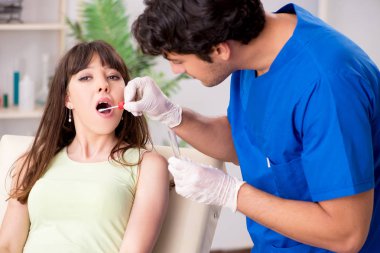 Doktor Kliniği hastanede tükürük test örneği alma