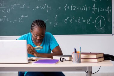 Kara tahta önünde siyah kız öğrenci  