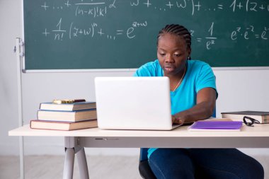 Kara tahta önünde siyah kız öğrenci  