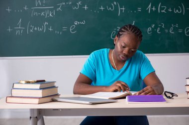 Kara tahta önünde siyah kız öğrenci  