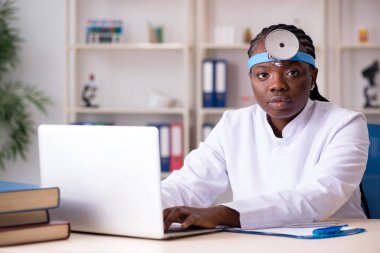 Siyah kadın doktor Kliniği'nde çalışan 