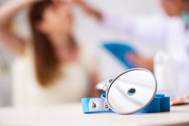 Genç kadın ziyaret erkek doktor otolaryngologist