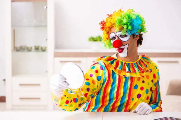 Mannelijke clown perfomance thuis voorbereiden — Stockfoto